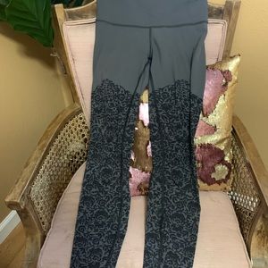 Lululemon Wunderunder size 6